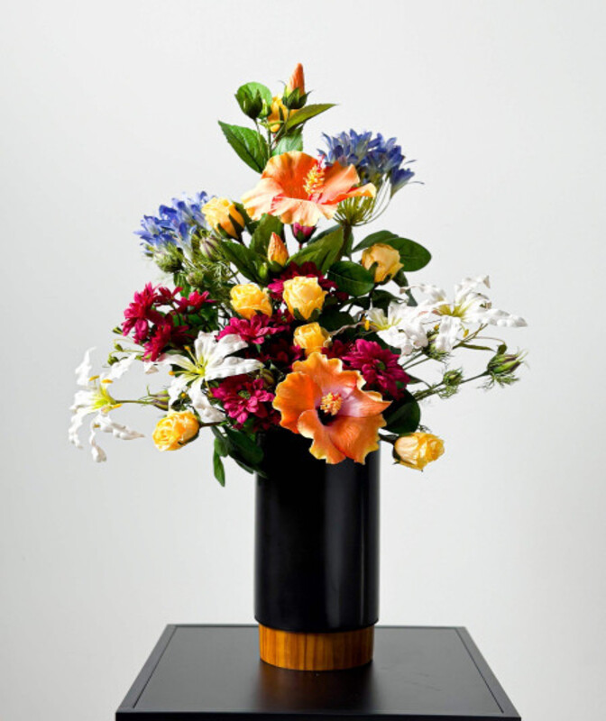 Mākslīgo ziedu pušķis ar vairākiem ziedu veidiem daudzās krāsās