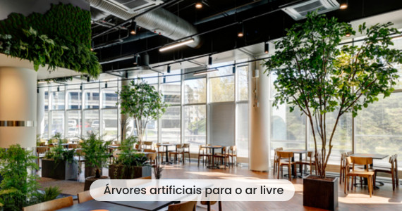 Árvores artificiais colocadas no exterior