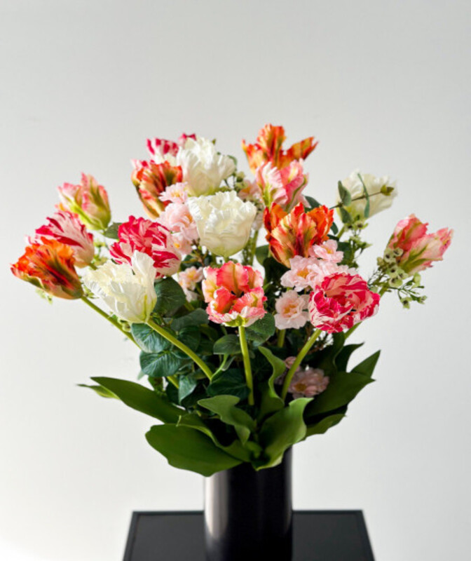 Dirbtinė puokštė su tradicinėmis pavasario gėlėmis